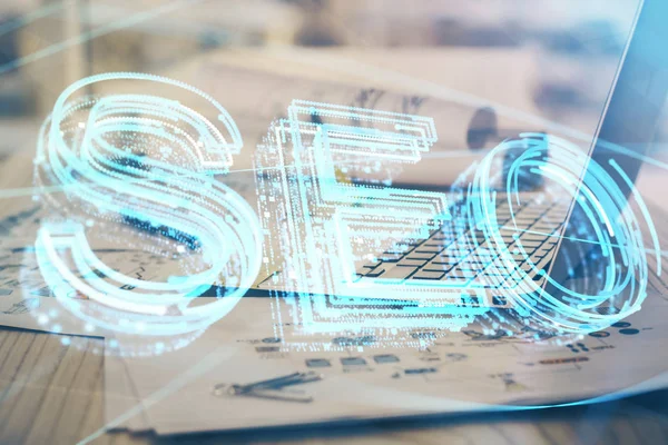 Multi blootstelling van tafel met computer en seo tekening hologram. Zoekoptimalisatie concept. — Stockfoto