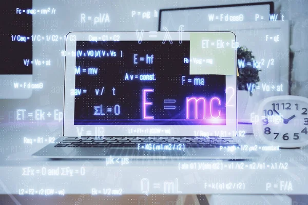 Computadora de escritorio de fondo y fórmula holograma de escritura. Doble exposición. Concepto educativo. — Foto de Stock