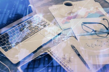 Finansal pazar grafiği hologramı ve kişisel bilgisayar arka planda. Çifte maruziyet. Önx kavramı.