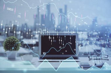 Masası ve kişisel bilgisayarı olan borsa grafiği. Çifte maruziyet. Mali analiz kavramı.