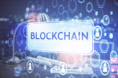 Blockchain temalı holograma ve bilgisayar arkaplanlı masaya çift pozlama. Bitcoin şifreleme para birimi kavramı.