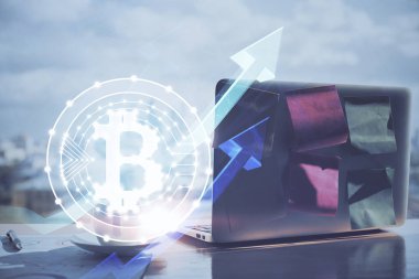 Blockchain temalı holograma ve bilgisayar arkaplanlı masaya çift pozlama. Bitcoin şifreleme para birimi kavramı.