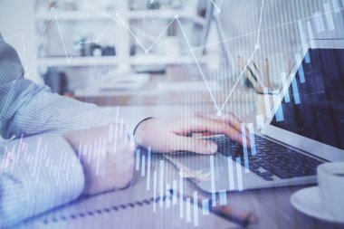 Arka planda bilgisayar üzerinde çalışan adam ile borsa grafiği çoklu pozlama. Finansal analiz kavramı.