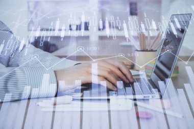 Arka planda dizüstü bilgisayar üzerinde çalışan adam ile borsa grafiği çift pozlama. Finansal analiz kavramı.