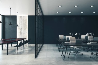 Masada bilgisayar olan ofis içi