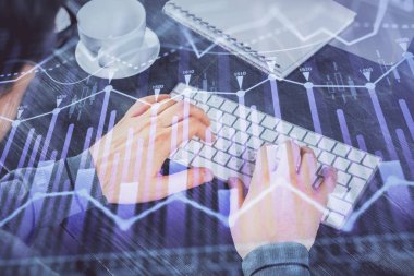 Arka planda ofiste bilgisayarda bilgisayarda yazan adam ile grafik çoklu pozlama. Sıkı çalışma kavramı.