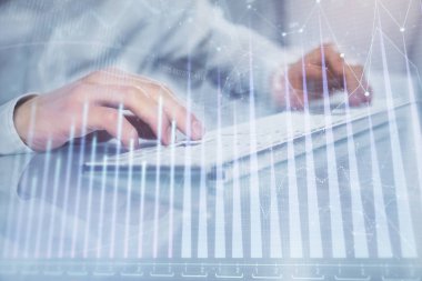 Adam arka planda ofiste bilgisayarda yazarak grafik çift pozlama. Zor iş kavramı. Closeup.