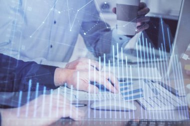 Adam arka planda ofiste bilgisayarda yazarak grafik Multi pozlama. Zor iş kavramı.