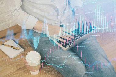 Arka planda ofiste bilgisayarda çalışan işadamı ile Forex grafiği. Analiz kavramı. Çift Pozlama.