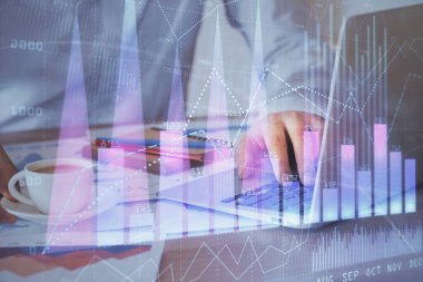Arka planda ofiste bilgisayarda çalışan işadamı ile Forex grafiği. Sert çalışma kavramı. Çoklu pozlama.