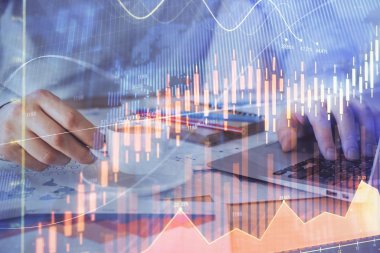 Arka planda ofiste bilgisayarda çalışan işadamı ile Forex grafiği. Sert çalışma kavramı. Çift Pozlama.