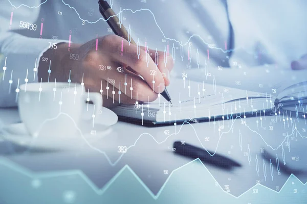 Doppelbelichtung der Hände, die Notizen des Aktienmarktes mit Devisendiagramm schreiben. — Stockfoto