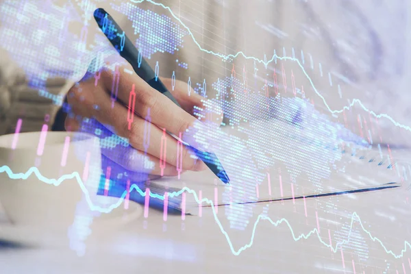 Gráfico de divisas que se muestra en las mujeres mano tomando notas de fondo. Concepto de investigación. Doble exposición — Foto de Stock