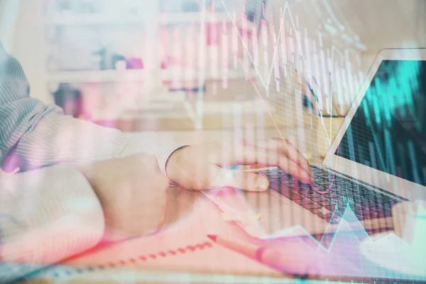 Multi exposición de gráfico del mercado de valores con el hombre que trabaja en la computadora en el fondo. Concepto de análisis financiero . —  Fotos de Stock