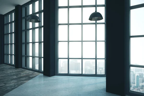 Prázdný moderní podkrovní pokoj s velkým oknem — Stock fotografie