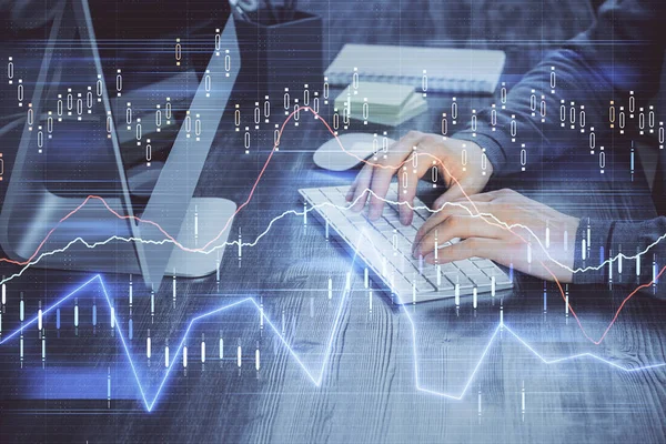 Die doppelte Entlarvung des Finanzdiagramms mit dem Mann im Amt arbeitet im Hintergrund. Konzept der Analyse. — Stockfoto