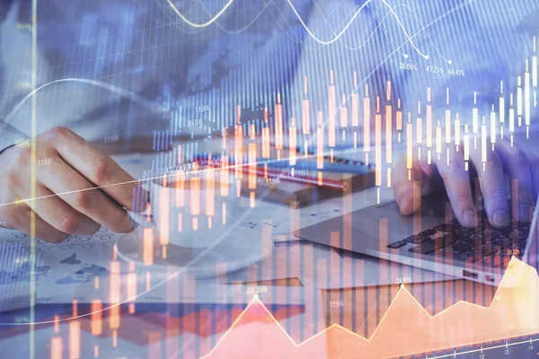 Gráfico de Forex con hombre de negocios que trabaja en la computadora en la oficina en segundo plano. Concepto de trabajador. Doble exposición . —  Fotos de Stock