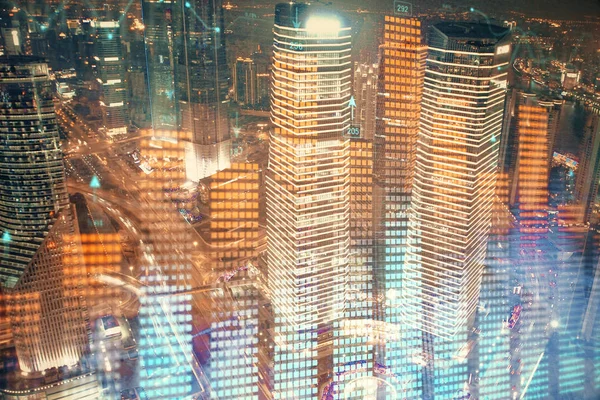 Tableau financier sur paysage de la ville avec de hauts bâtiments arrière-plan multi exposition. Concept d'analyse . — Photo