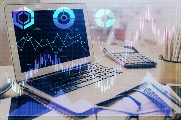 Dibujo gráfico financiero y tabla con la computadora en el fondo. Exposición múltiple. Concepto de mercados internacionales. — Foto de Stock