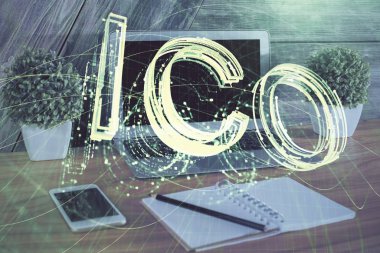 Blockchain temalı holograma ve bilgisayar arkaplanlı masaya çift pozlama. Bitcoin şifreleme para birimi kavramı.