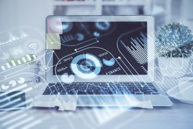 Bilgisayar, teknoloji temalı hologramla birlikte ofiste. Çoklu maruz kalma. Teknoloji kavramı.