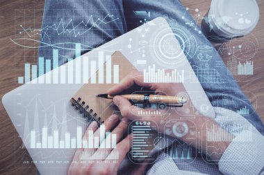 Forex grafiği ile borsa notları yapan adamın çift pozlama.