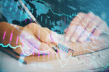 Forex tablosu WOMANS el notları arka plan alarak görüntülenir. Araştırma kavramı. Çift Pozlama
