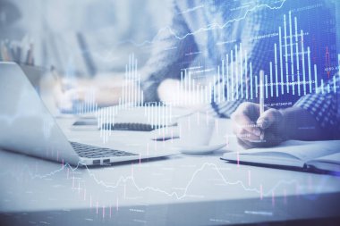 Arka planda bilgisayarda çalışan bir adamla birlikte çok sayıda formasyona maruz kaldık. Pazar analizi kavramı.