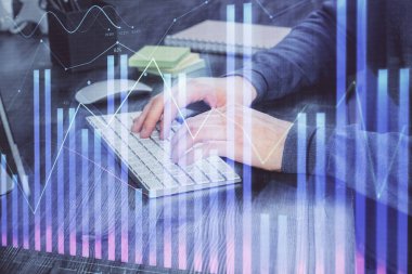 Arka planda ofiste bilgisayarda işadamı yazarak stok grafiği. Analiz kavramı. Çift Pozlama.