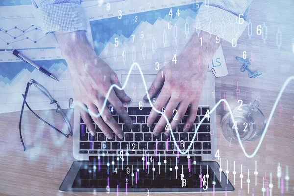 Dupla exposição do gráfico de mercado com o homem trabalhando no computador em segundo plano. Conceito de análise financeira . — Fotografia de Stock