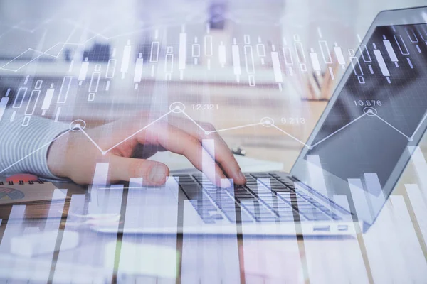 Dubbel exponering av börsdiagram med man som arbetar på laptop på bakgrunden. Begreppet finansiell analys. — Stockfoto