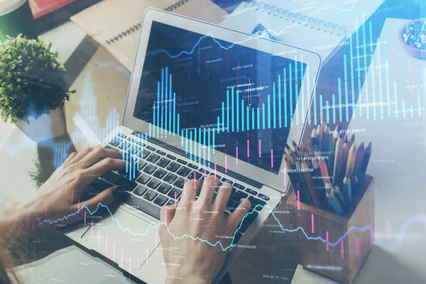 Doble exposición del gráfico de stock con hombre de negocios escribiendo en la computadora en la oficina en segundo plano. Concepto de trabajo duro . — Foto de Stock