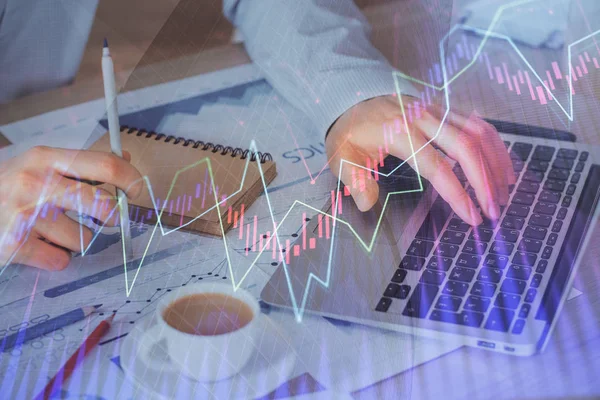 Gráfico de Forex con hombre de negocios que trabaja en la computadora en la oficina en segundo plano. Concepto de trabajador. Doble exposición . — Foto de Stock