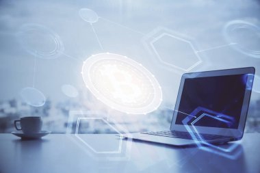 Blockchain temalı holograma ve bilgisayar arkaplanlı masaya çift pozlama. Bitcoin şifreleme para birimi kavramı.