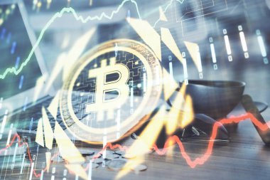 Blockchain temalı holograma ve bilgisayar arkaplanlı masaya çift pozlama. Bitcoin şifreleme para birimi kavramı.