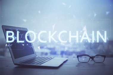 Blockchain temalı holograma ve bilgisayar arkaplanlı masaya çift pozlama. Bitcoin şifreleme para birimi kavramı.