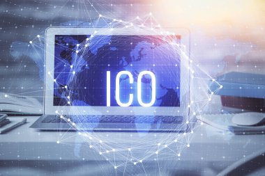 Blockchain temalı holograma ve bilgisayar arkaplanlı masaya çift pozlama. Bitcoin şifreleme para birimi kavramı.