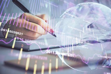 Forex grafik hologramı ile not lar yapan kadın ellerinin çoklu pozlaması. Konsept borsa analizi.