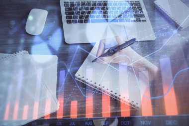 Forex tablosu WOMANS el notları arka plan alarak görüntülenir. Araştırma kavramı. Çoklu pozlama