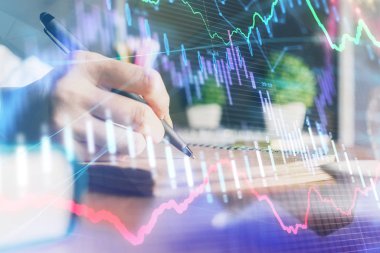Finansal Forex çizelgeleri kadınların el notları arka plan alarak görüntülenir. Araştırma kavramı. Çift Pozlama