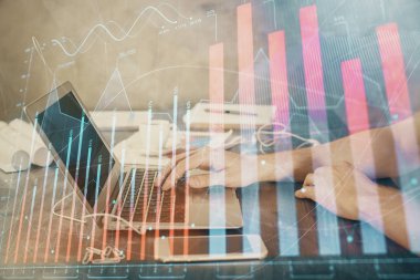 Arka planda bilgisayarla çalışan bir adamla iki kez ön x çizelgesine maruz kaldık. Pazar analizi kavramı.