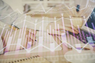 Arka planda dizüstü bilgisayar üzerinde çalışan adam ile borsa grafiği çoklu pozlama. Finansal analiz kavramı.