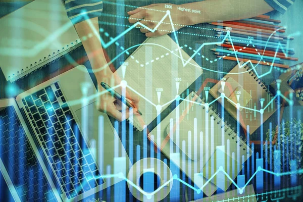 Cuadro financiero dibujado sobre las manos tomando notas de fondo. Concepto de investigación. Doble exposición —  Fotos de Stock