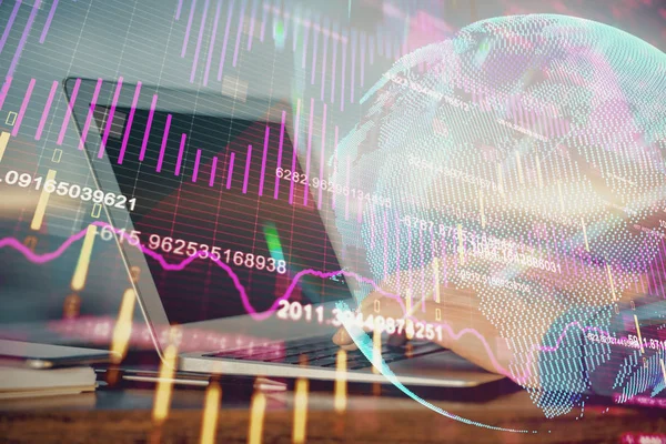 Doppelbelichtung des Börsendiagramms mit einem Mann, der am Laptop im Hintergrund arbeitet. Konzept der Finanzanalyse. — Stockfoto