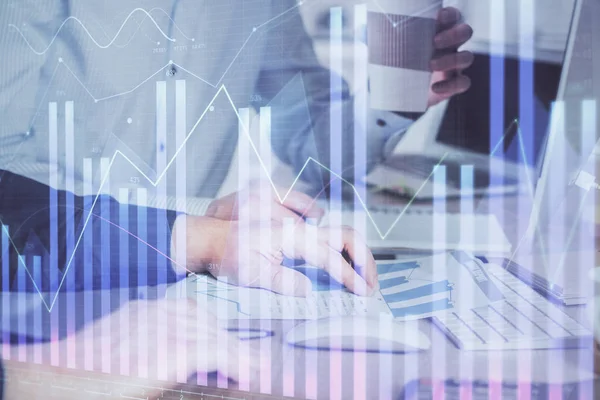 Multi exposición de la carta con el hombre escribiendo en el ordenador en la oficina en segundo plano. Concepto de trabajo duro . — Foto de Stock