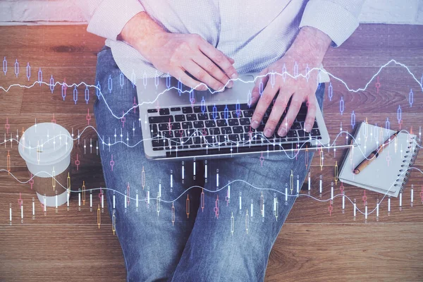 Arka planda ofiste bilgisayarda çalışan işadamı ile Forex grafiği. Analiz kavramı. Çift Pozlama.