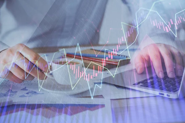 Gráfico de Forex con hombre de negocios que trabaja en la computadora en la oficina en segundo plano. Concepto de trabajador. Doble exposición . —  Fotos de Stock