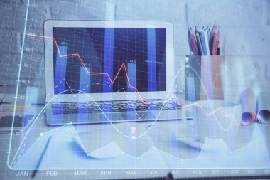 Kişisel bilgisayar arkaplanına çizilmiş borsa hologramı. Çoklu maruz kalma. Yatırım kavramı.