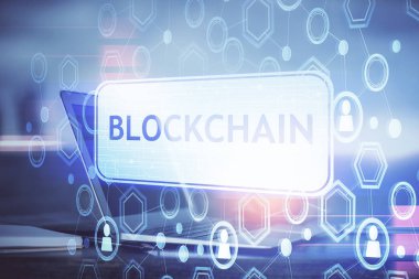 Blockchain temalı holograma ve bilgisayar arkaplanlı masaya çift pozlama. Bitcoin şifreleme para birimi kavramı.