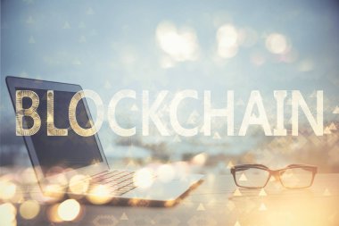 Blockchain temalı holograma ve bilgisayar arkaplanlı masaya çift pozlama. Bitcoin şifreleme para birimi kavramı.